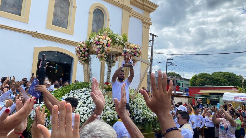 Pastor evangélico provoca polêmica ao criticar imagem de Sant’Ana durante romaria católica no interior do Pará